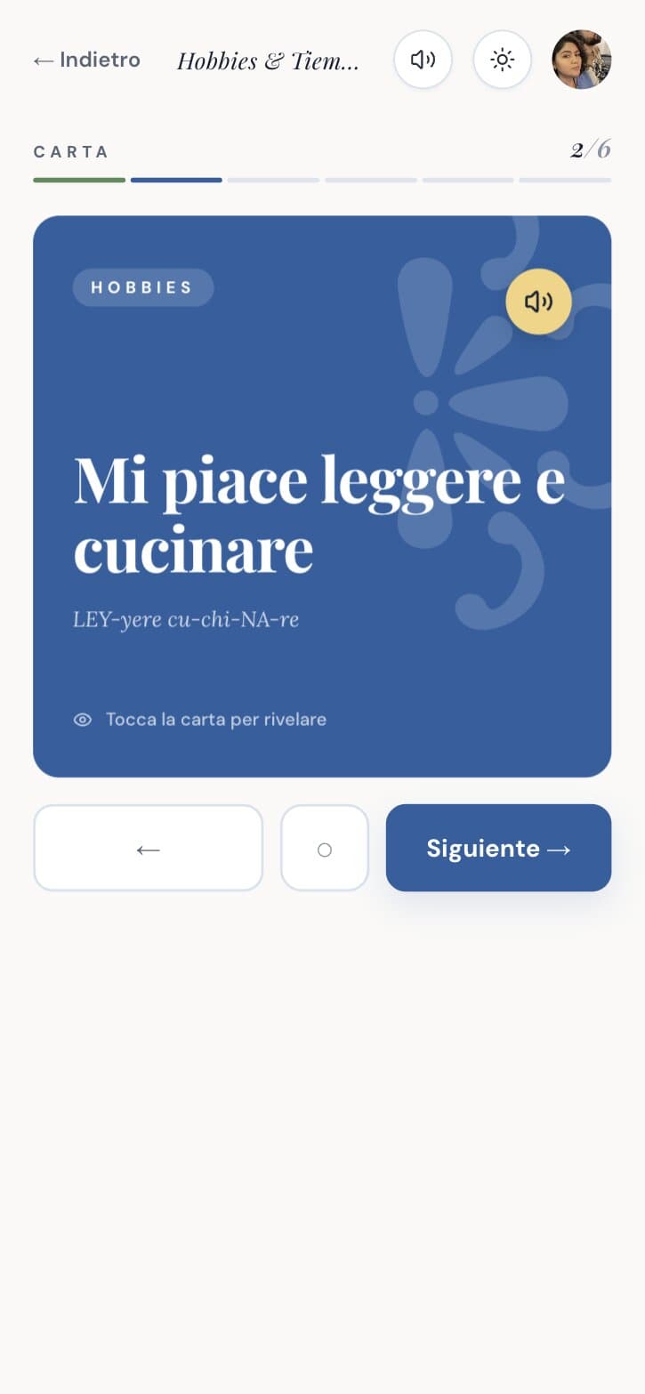 A card with the Italian phrase "Mi piace leggere e cucinare", its pronunciation and the audio button.