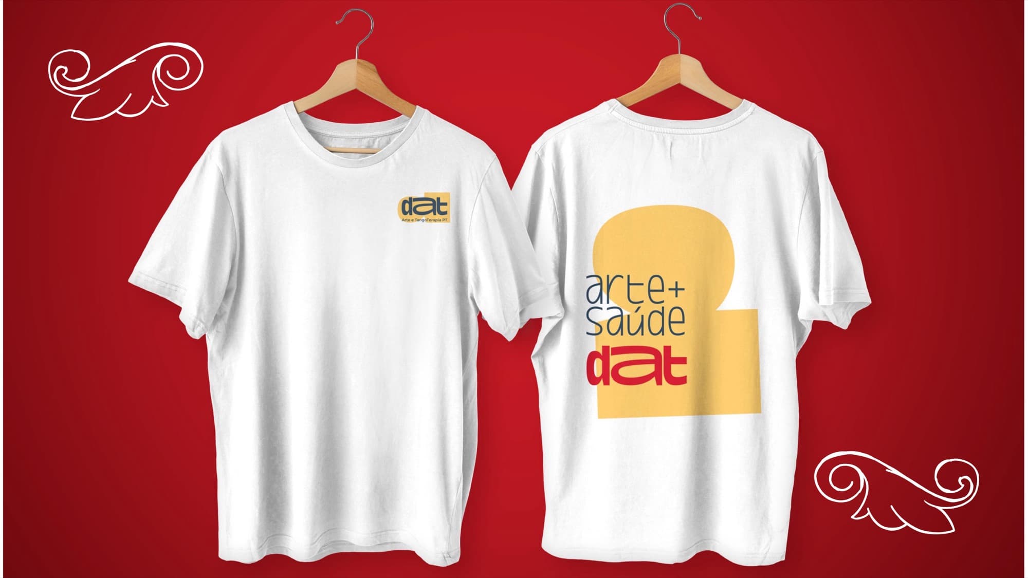 Una camiseta blanca en perchas, de frente y de espalda: un logo pequeño en el pecho y "arte + saúde dat" en grande en la espalda.